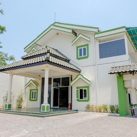 Hotel Taman Indah Madiun Extérieur photo