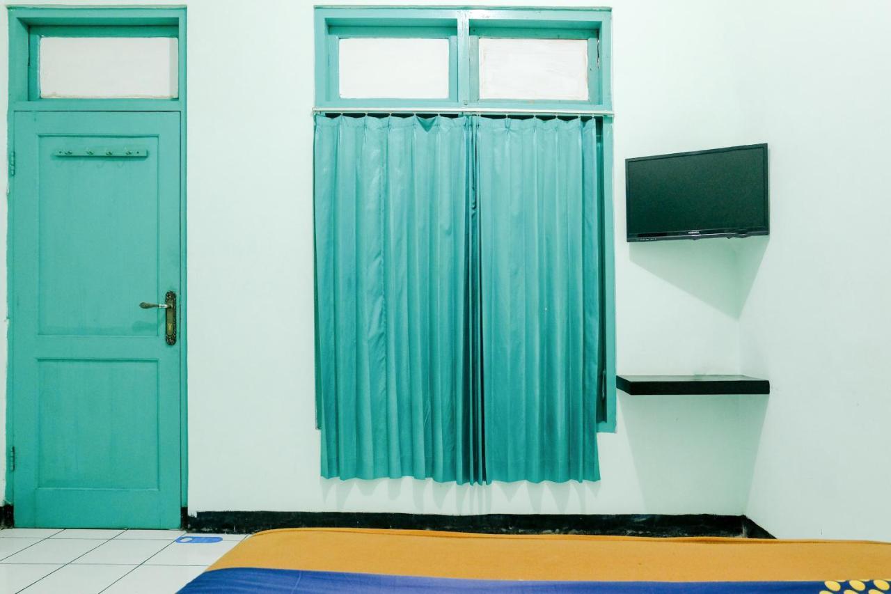 Hotel Taman Indah Madiun Extérieur photo