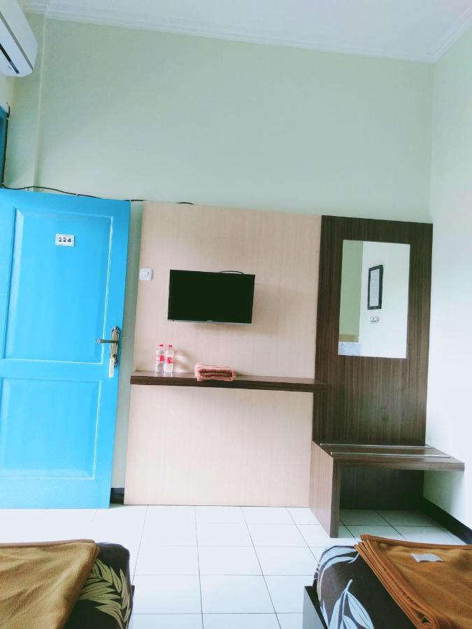 Hotel Taman Indah Madiun Extérieur photo