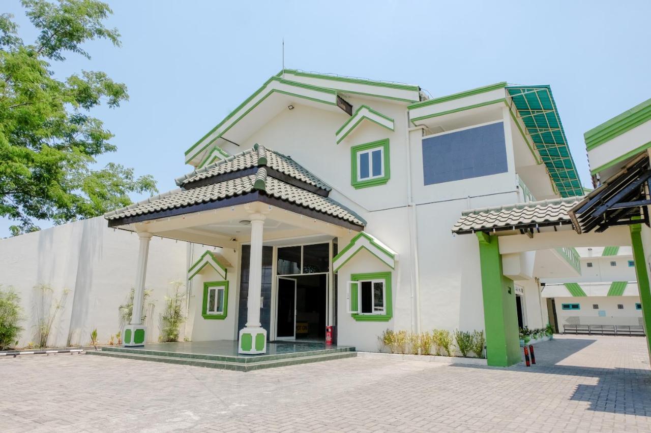 Hotel Taman Indah Madiun Extérieur photo